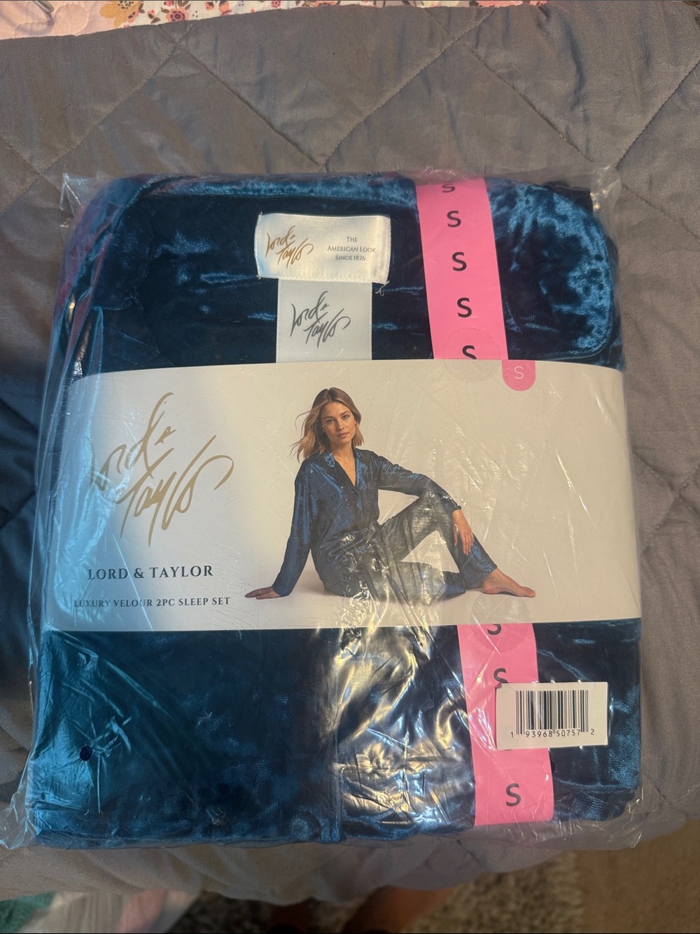 Lord & Taylor Velvet 2-Piece Sleep Set in Deep Teal Blue